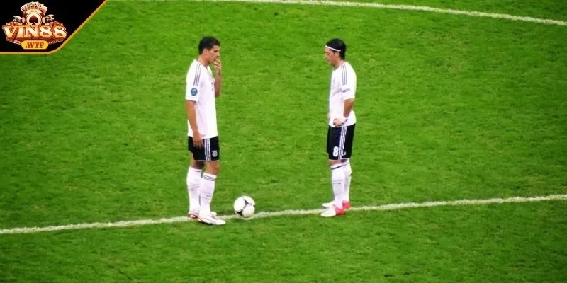 Xem xét các yếu tố điều kiện thời tiết, sân bãi 